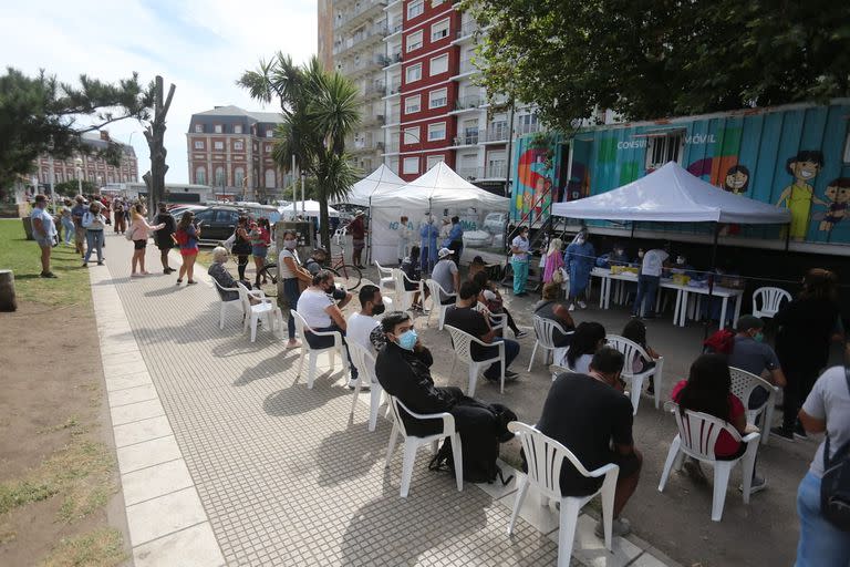 Largas colas para testearse en Mar del Plata