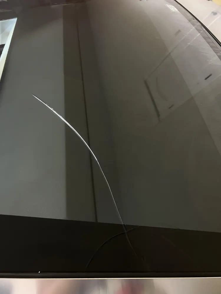 Cybertruck擋風玻璃出現裂痕。翻攝自Reddit
