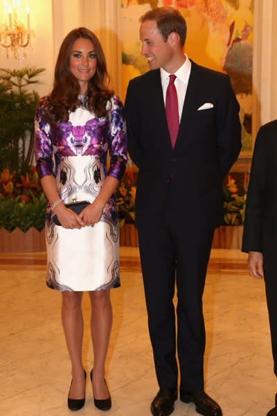 Catherine, Duchess of Cambridge and Prince William, Duke of Cambridge pose at The Istana on day 1 of their Diamond Jubilee tour on September 11, 2012 in Singapore. Prince William, Duke of Cambridge and Catherine, Duchess of Cambridge are on a Diamond Jubilee Tour of the Far East taking in Singapore, Malaysia, the Solomon Islands and the tiny Pacific Island of Tuvalu. (Photo by Chris Jackson - Pool/Getty Images)