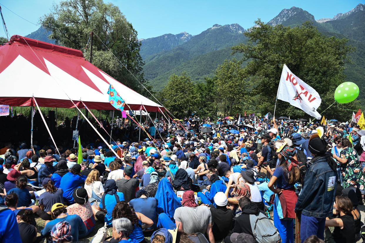 Des manifestants opposés au TGV Lyon-Turin sur un terrain prêté par la commune de La Chapelle, en Savoie, ce 17 juin.