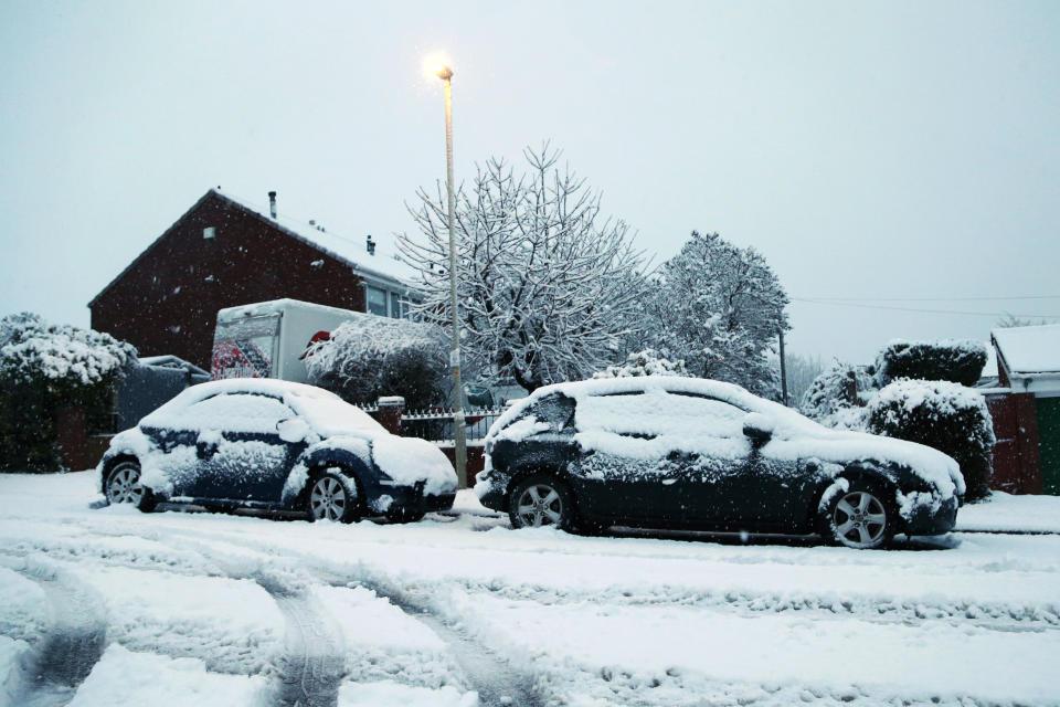 STOURBRIDGE, ENGLAND - DECEMBER 28: Cars are covered in snow as heavy snow falls down on the West Midlands over night on December 28, 2020 in Stourbridge, England. (Photo by Cameron Smith/Getty Images)