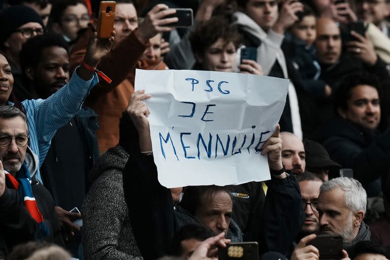 Un aficionado con un cartel con la frase 'PSG Je mennuie' ('PSG Estoy Aburrido') durante el partido ante Bordeaux