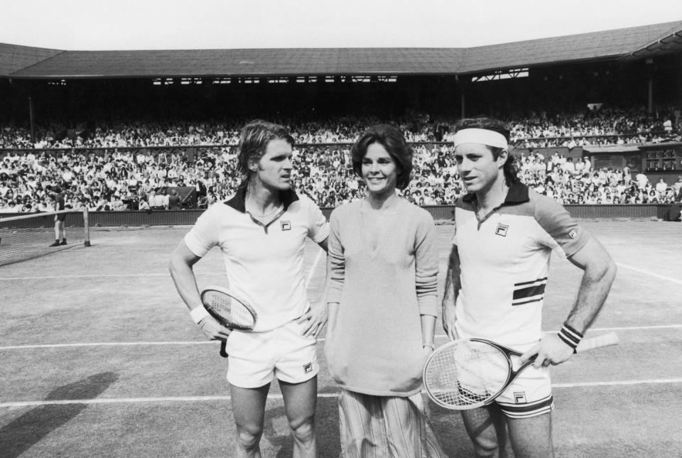 <p>The actor Dean Paul Martin, actress Ali McGraw, and tennis player Guillermo Vilas of Argentina with a crowd of extras on the Centre Court at Wimbledon during the filming of <em>Players</em> in July 1978.</p>