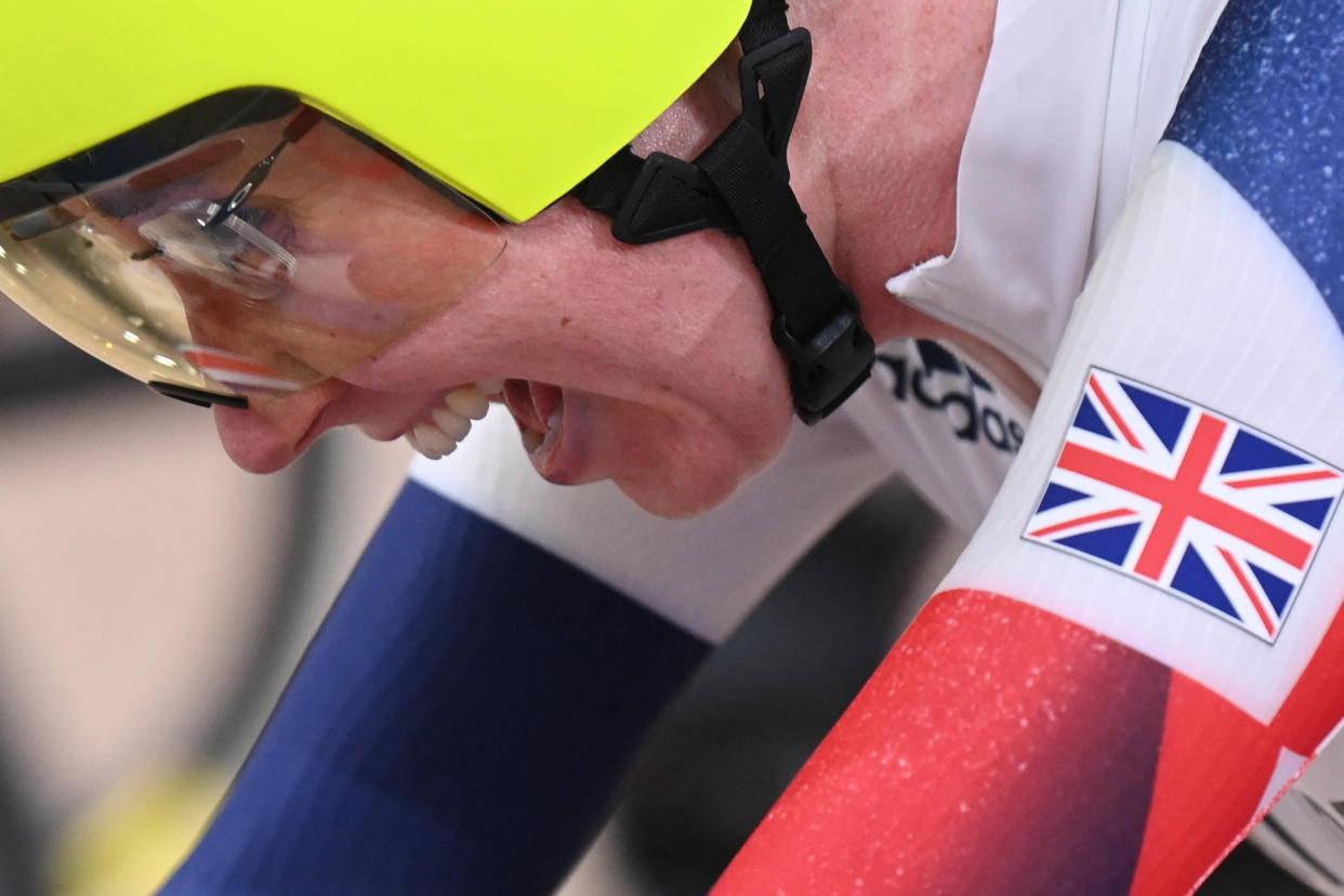 La británica Katie Archibald compite en la final de Madison de ciclismo en pista femenino durante los Juegos Olímpicos de Tokio 2020. (Foto: Greg Baker / AFP a través de Getty Images)