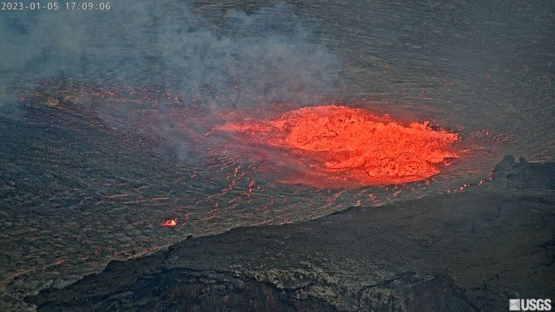 Un lago de lava creciente dentro del cráter Halema'uma'u durante la erupción del volcán Kilauea en Hawái, EEUU