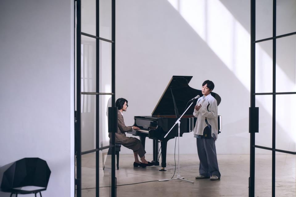 吳青峰為拍攝MV，到日本與大橋三重唱相見歡。（圖／環球音樂提供）