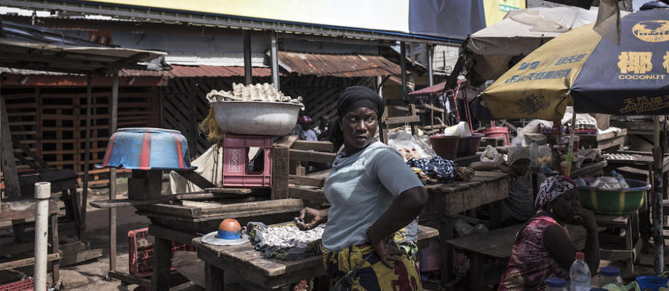 À Conakry, les vendeurs tentent de s'organiser pour vendre leurs marchandises au lendemain de la publication des résultats préliminaires de l'élection présidentielle du 18 octobre. 
