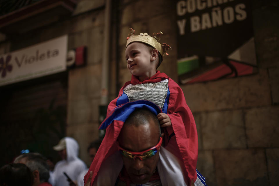 <p>A young boy dressing as a king of San Fermin takes part in a procession at the San Fermin Festival, in Pamplona, northern Spain, July 7, 2018. (Photo: Alvaro Barrientos/AP) </p>