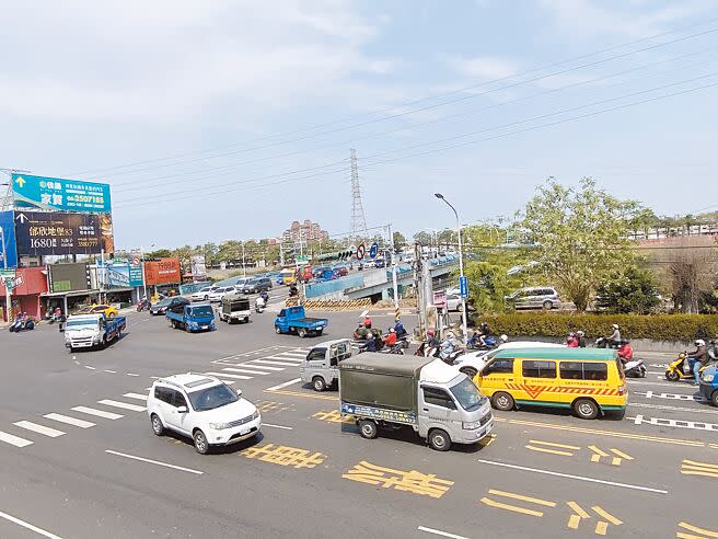 台南都會區北外環道路第4期工程，行經永康區中華路將規畫建高架橋，由於中華路車流已很壅塞，引發當地居民反彈，擔心未來空汙、噪音將衝擊生活品質。（曹婷婷攝）