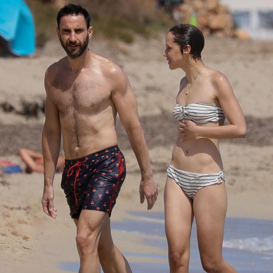 Dani Rovira paseando por la playa con Mar del Corral