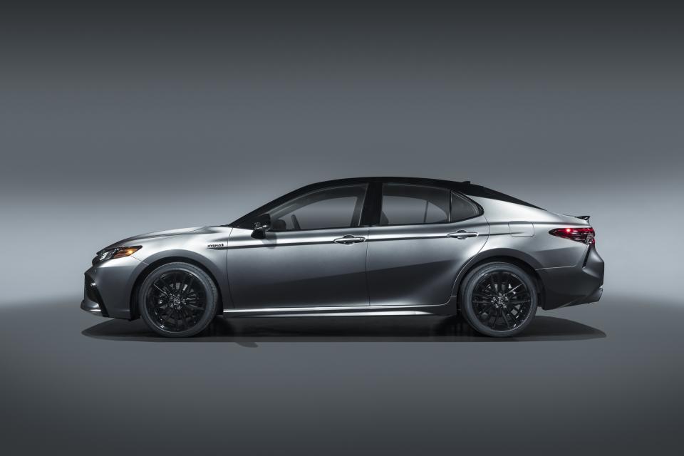 MY21_Camry_XSE_Hybrid_002.jpg