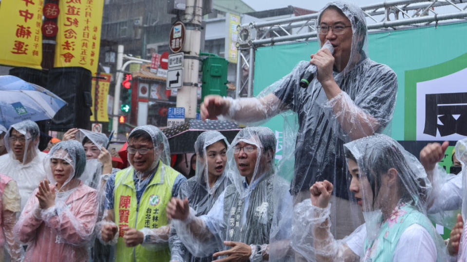 「反濫權 護民主」說明會活動台北場現場，台上中者為民進黨秘書長林右昌。陳品佑攝