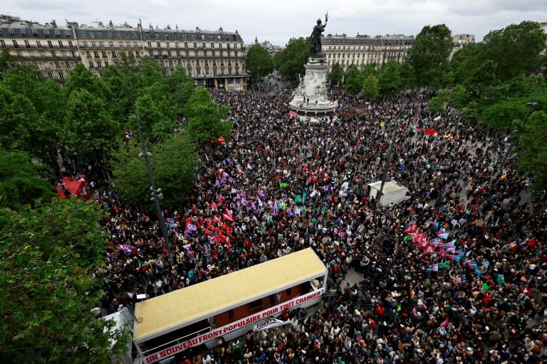 Zwei Wochen vor den Neuwahlen in Frankreich haben sich hunderttausende Menschen bei landesweiten Demonstrationen gegen einen möglichen Rechtsruck gestemmt. Polizeiangaben zufolge nahmen im ganzen Land rund 250.000 Menschen an den Kundgebungen in zahlreichen Städten teil. (Sameer Al-Doumy)