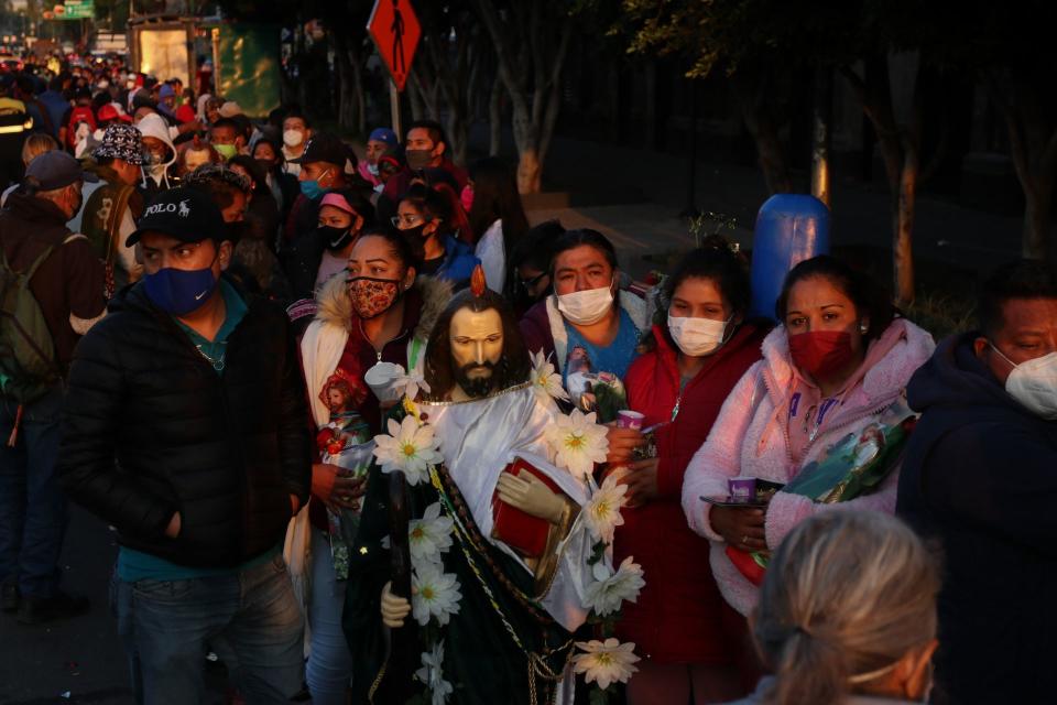 CIUDAD DE MÃXICO, 28OCTUBRE2020.- Desde la tarde de ayer, cientos de fieles arribaron a la Iglesia de San HipÃ³lito "San Judas Tadeo", Santo de las Causas PÃ©rdidas, para conmemorar su dÃ­a. Debido a la pandemia por Covid-19 el acceso al recinto fue controlado y Ãºnicamente con el fin de bendecir las imÃ¡genes de los fieles, asimismo la misa serÃ¡ transmitida vÃ­a remota con el fin de evitar las aglomeraciones y evitar los contagios. Elementos de la PolicÃ­a capitalina resguardan la vialidad para evitar accidentes. FOTO: GALO CAÃAS/CUARTOSCURO.COM