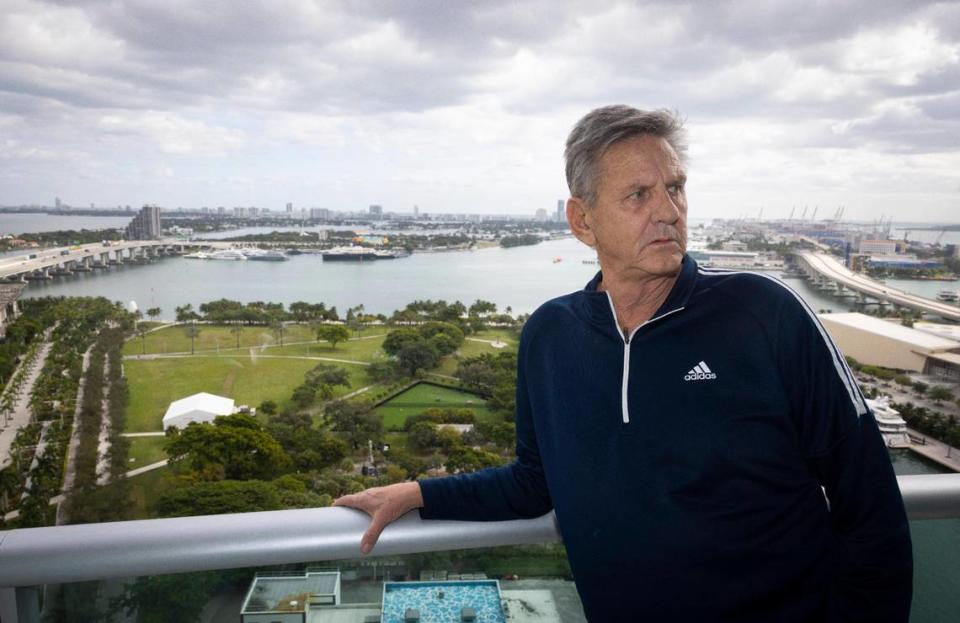 Michael Feuling está en su balcón con vistas al Maurice A. Ferre Park, en el downtown de Miami. Feuling y otros habitantes están preocupados por los cambios realizados por el comisionado Joe Carollo que consideran no planificados e intrusivos.