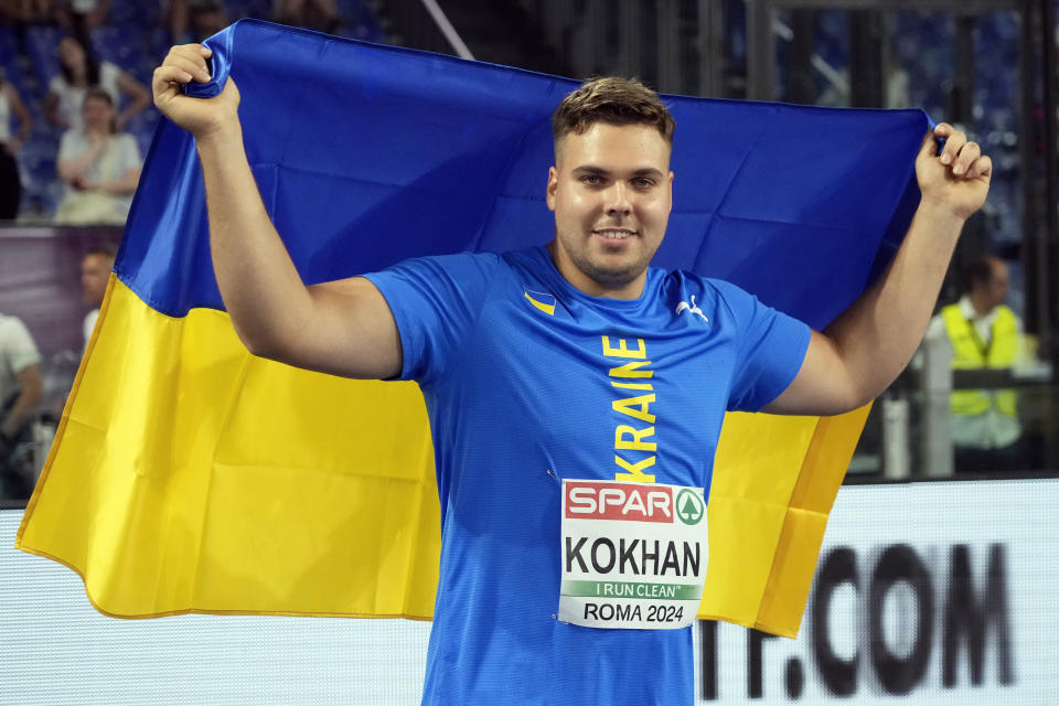 Mykhaylo Kokhan, of Ukraine, poses after winning the bronze medal in the men's hammer throw final at the European Athletics Championships in Rome, Sunday, June 9, 2024. (AP Photo/Andrew Medichini)