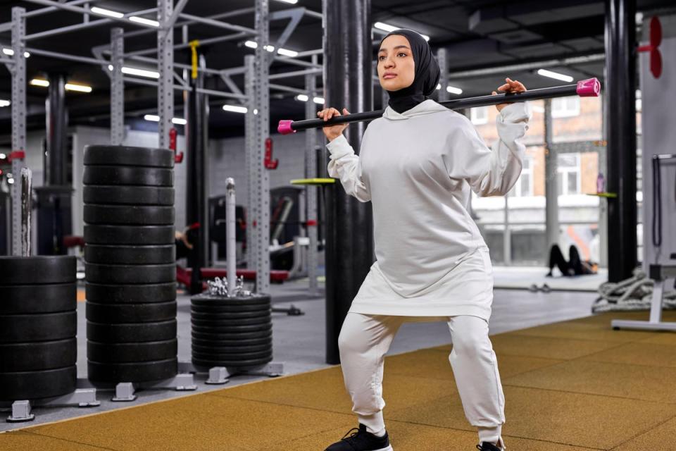 Mujer haciendo entrenamiento de fuerza