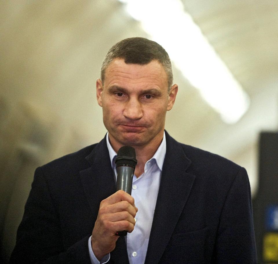 基輔市長，同時也是前世界拳擊冠軍維塔利·克里琴科（Vitali Klitschko）表示，做為一名曾服役的軍人與士官，他已準備好拿起武器保衛國家抵禦俄軍入侵。   圖：擷取自臉書