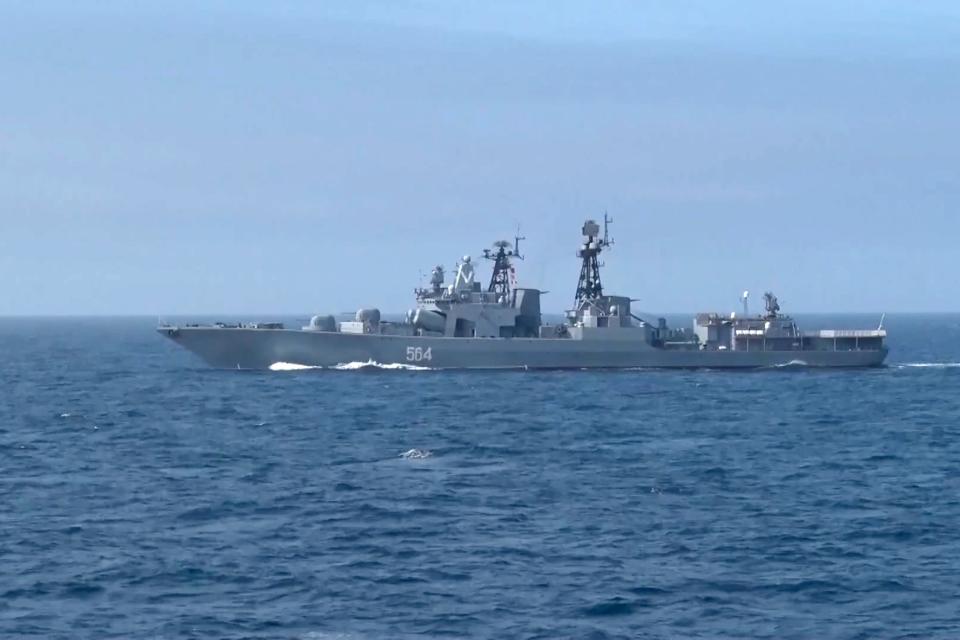 In diesem Screenshot aus einem Video ist der Zerstörer Admiral Tributs der russischen Pazifikflotte während einer Militärübung im Japanischen Meer und im Ochotskischen Meer im Juni 2023 zu sehen. - Copyright: picture alliance/dpa/Russian Defence Ministry Press S