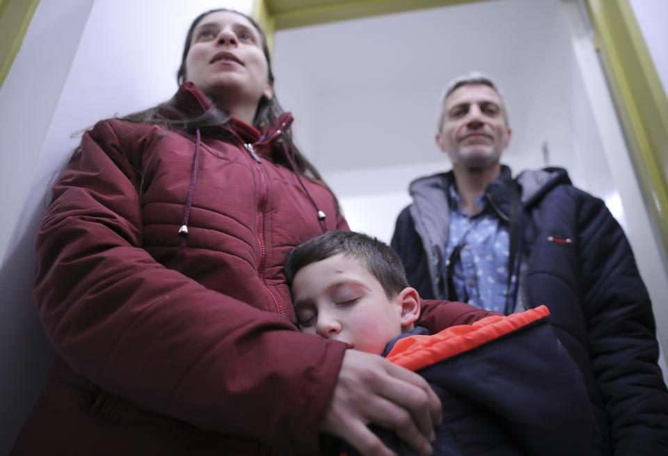 Esta fotografía del 13 de marzo de 2017 muestra al migrante sirio Fadi, a su madre María y a su padre George S. a su llegada a su nueva casa en La Punta, en la provincia de San Luis, Argentina. "Sentimos que estamos vivos de nuevo", dijo George S. por medio de un intérprete hace algunos días después de que él y su esposa e hijos llegaron a San Luis. "Estoy aliviado y sorprendido por tanta amabilidad". (AP Foto/Nicolás Aguilera)