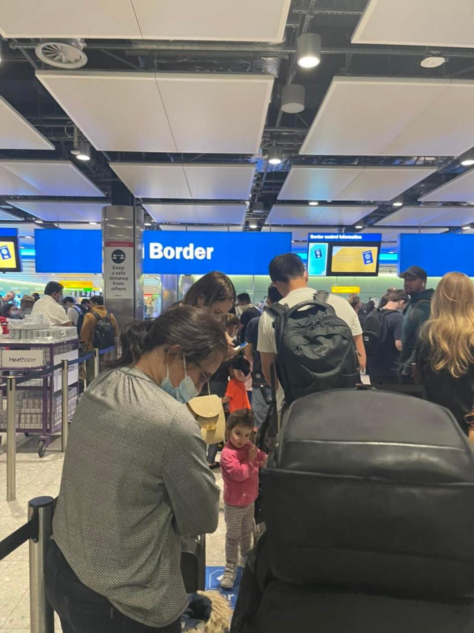 艾莉絲貼出在英國機場等待通關的畫面。（圖／翻攝自艾莉絲臉書）
