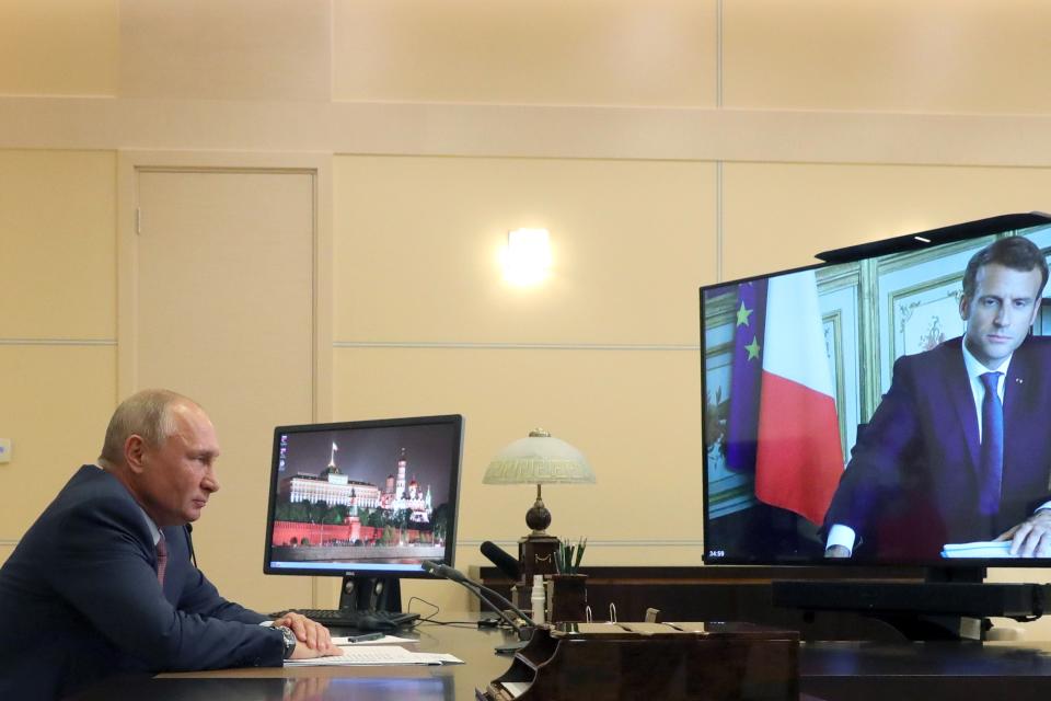 Putin y Macron en una llamada por videoconferencia durante la pandemia. (Photo by MIKHAIL KLIMENTYEV/SPUTNIK/AFP via Getty Images)