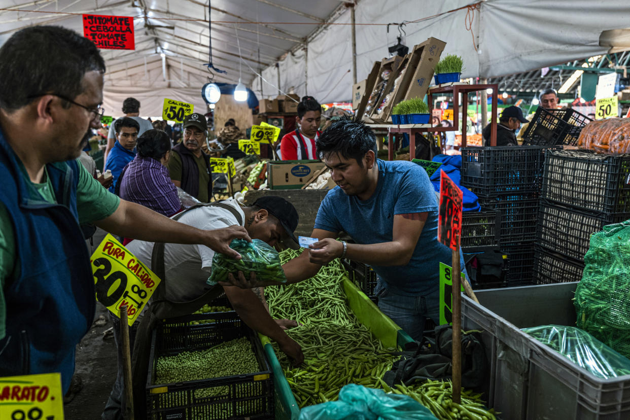 Los pasillos del mercado seguían con movimiento en abril (Daniel Berehulak/The New York Times) 