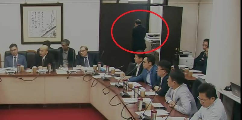 民進黨團總召柯建銘疑似在立法院會議室點菸、抽菸。翻攝立法院官網