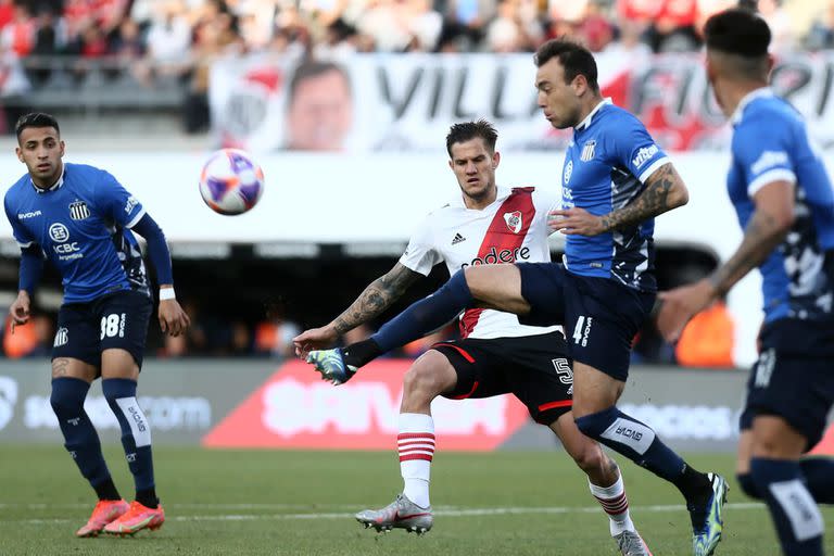 Talleres está encontrando muchos espacios en la defensa de River, pero no los está sabiendo aprovechar