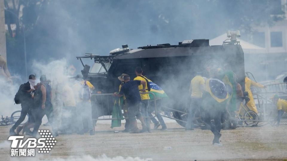 大批波索納洛支持者闖入攻佔首都國會大廈，與警方發生衝突。（圖／達志影像美聯社）