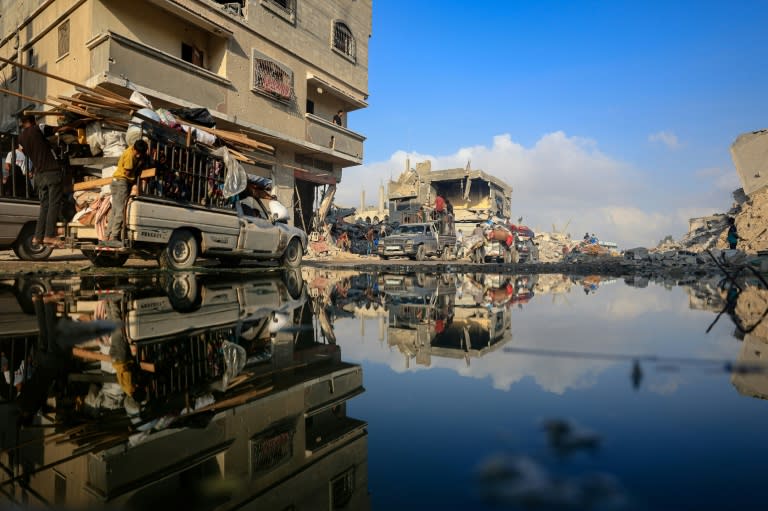 Des déplacés palestiniens cherchent un refuge à Khan Younès, dans le sud de la bande de Gaza, après un ordre d'évacuation de l'armée israélienne, le 2 juillet 2024 (Eyad BABA)