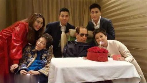 去年一家人一同歡慶何鴻燊97歲生日。（圖／翻攝自微博）
