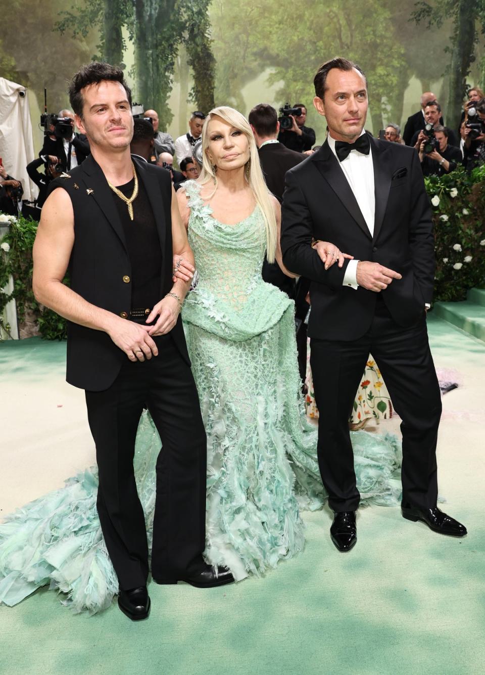 Andrew Scott, Donatella Versace and Jude Law in Versace (Getty Images)