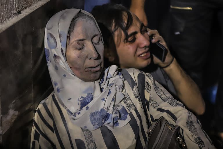 Palestinos heridos esperan para recibir atención médica en el hospital al-Shifa.