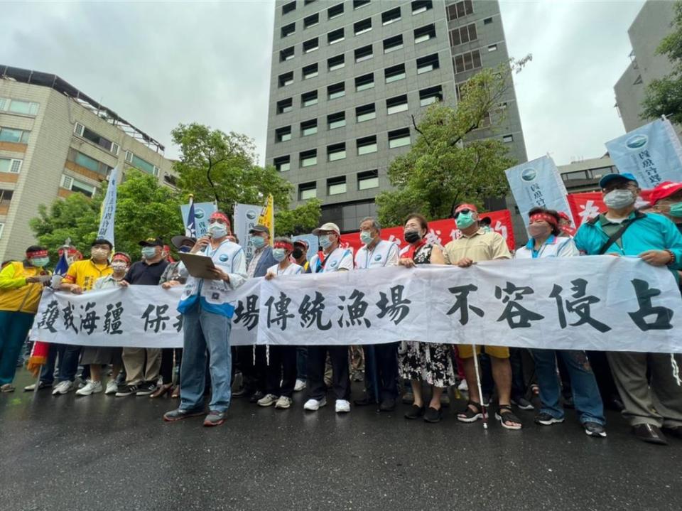 2022年9月25日 ，由釣魚台教育協會與宜蘭縣漁民權益協會主辦「討海護漁保釣」抗議活動，百餘人齊聚日本臺灣交流協會前，鄭重表達釣魚台自古至今屬於我國固有領土，不容日本侵占。（釣魚台教育協會提供／林志成台北傳真）