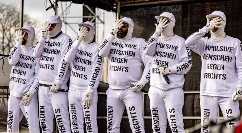 Band "Deichkind"Seine Mitglieder tragen Sweatshirts und Hosen mit dem Slogan "Menschen, die rabiat gegen den rechten Flügel sind", Auftritt bei einer Demonstration gegen Rechtsextremismus.  Axel Heimken/dpa