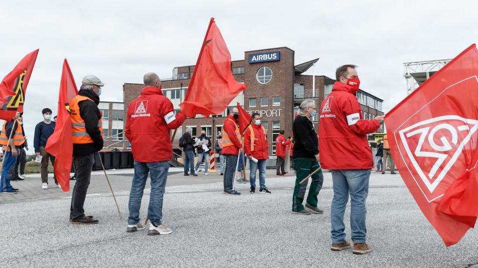 Mitarbeiter im Warnstreik vor dem Haupteingang von Airbus in Hamburg-Finkenwerder.