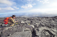 Mauna Ulu 的火山口，在1969-1974年間不斷噴出岩漿，形成這片火山黑土，教人驚覺自然界的神奇。（馮柏偉攝）