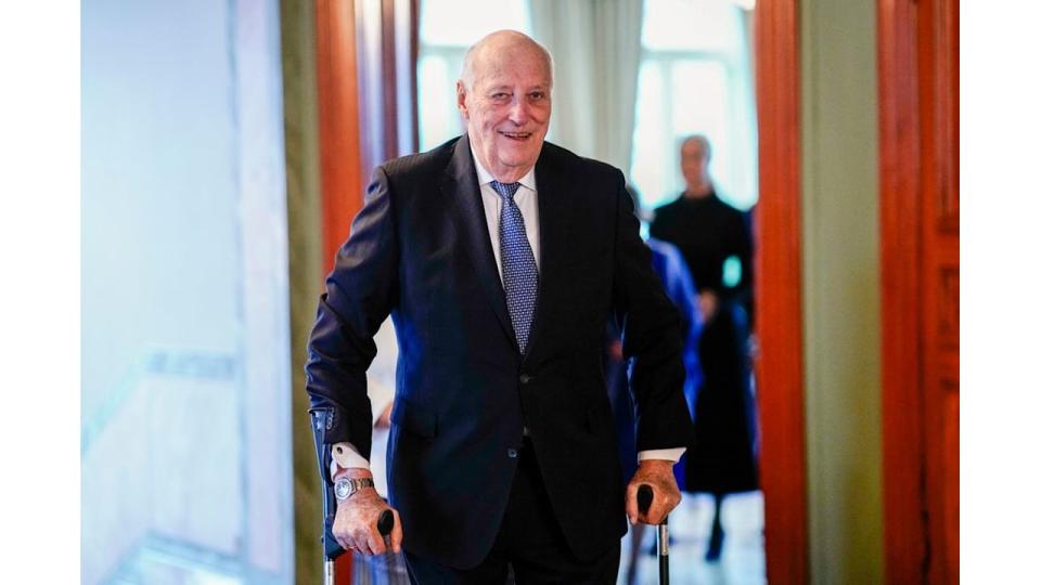 Kign Harald walking with crutches