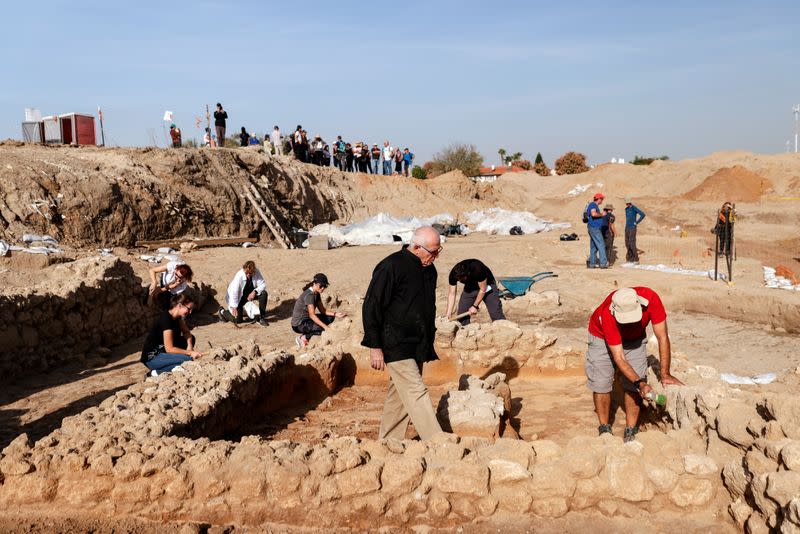 Personas trabajan en el sitio de una excavación que se cree que data de la época del Sanedrín, a fines del siglo I y II d.C., según la Autoridad de Antigüedades de Israel en Yavne, Israel, el 29 de noviembre de 2021.