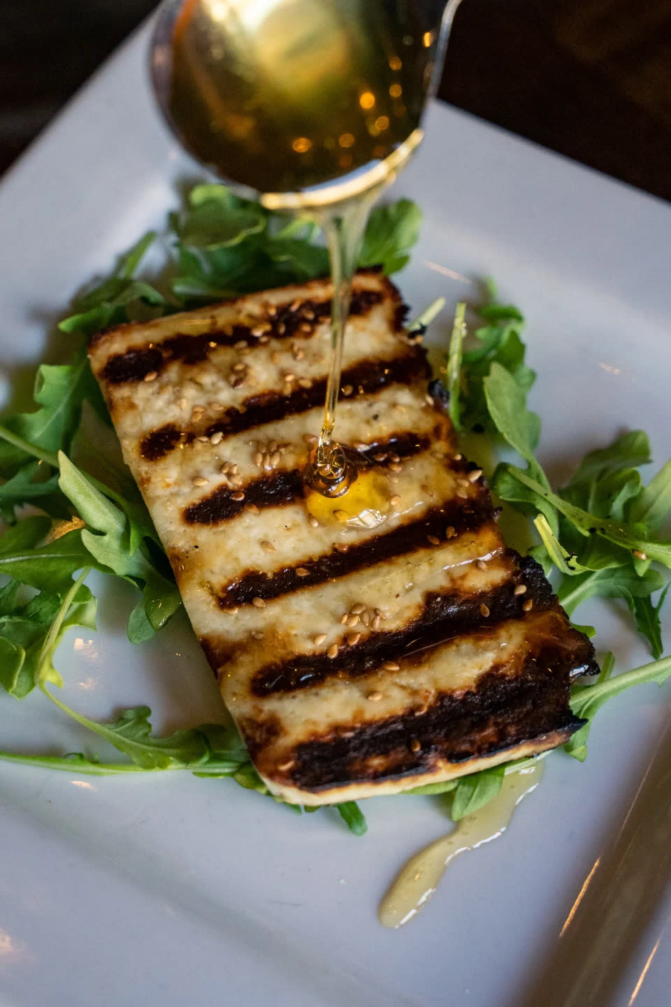 Was ist Halloumi und wie bereitet man den „Quietschkäse“ zu?