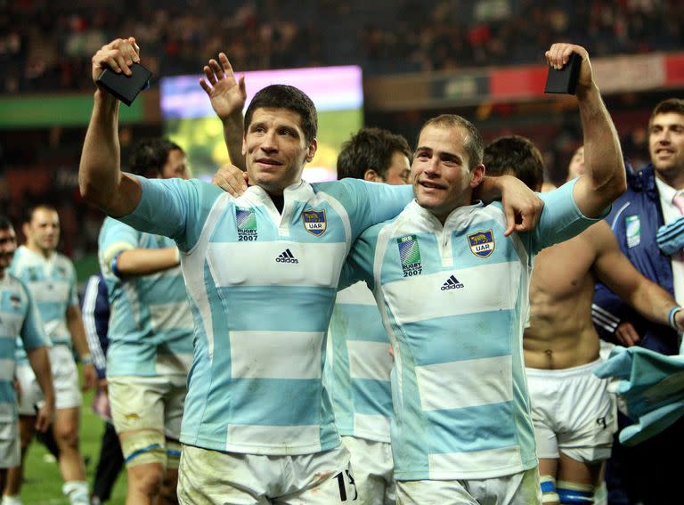 Manuel y Felipe Contepomi festejan el triunfo sobre Francia en el partido por la medalla de bronce del Mundial 2007