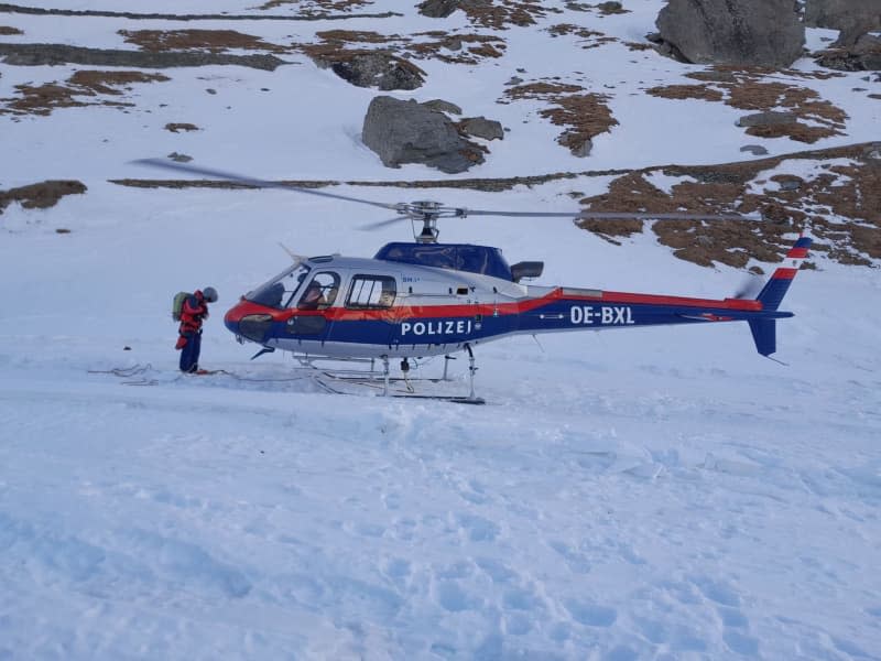 Emergency workers prepare for a rescue mission. Two injured mountaineers from the Czech Republic were rescued on Tuesday after spending two days in an emergency shelter on Austria's highest mountain. Unbekannt/POLIZEI KÄRNTEN/dpa