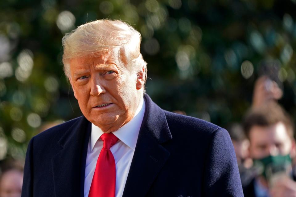 <p>ARCHIVO - El presidente Donald Trump camina hacia el Marine One en el jardín sur de la Casa Blanca el 12 de enero de 2021 en Washington. El crítico de medios Brian Stelter está actualizando su libro 