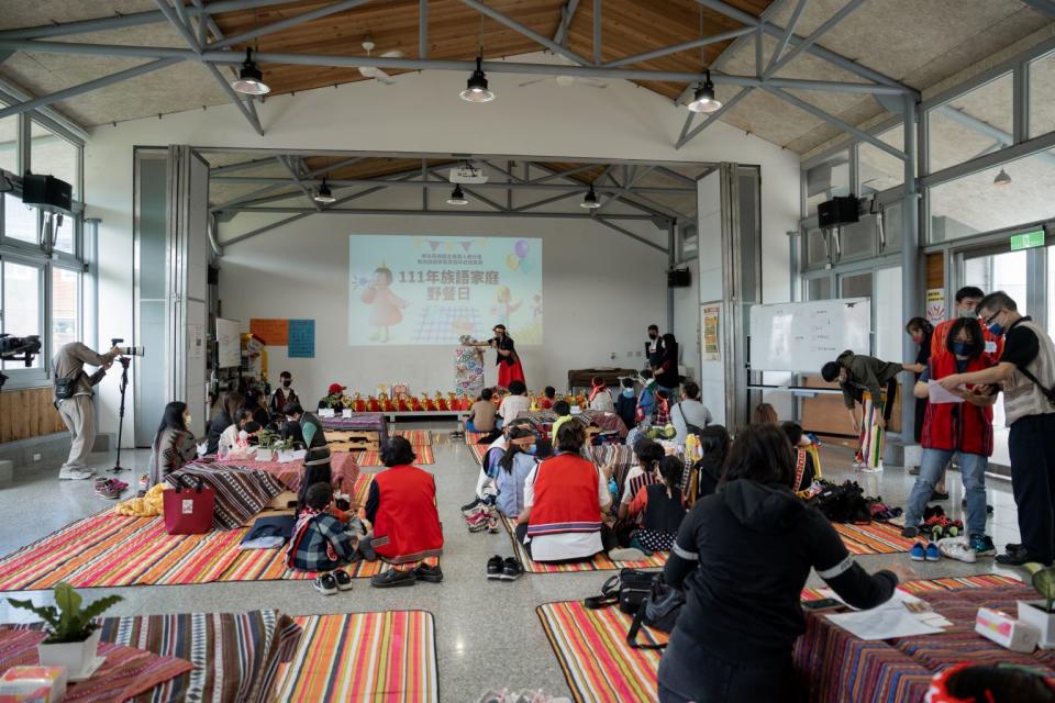 11月5日三峽原民文化園區辦理首屆聯合族語學習家庭年度成果展，總計18戶家庭85人參加。（新北市原民局提供）
