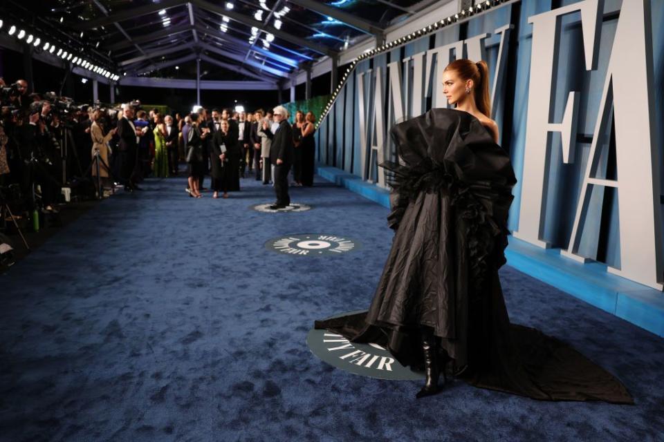 Vanity Fair Oscar Party 2022 organizada por Radhika Jones en la alfombra roja