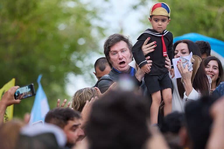 El candidato a presidente de Argentina, Javier Milei, visitó Mendoza antes del balotaje. Recorrió dos cuadras en camioneta, realizó un pequeño acto en la Plaza Independencia y luego volvió a salir en camioneta, Mendoza, 9 de noviembre