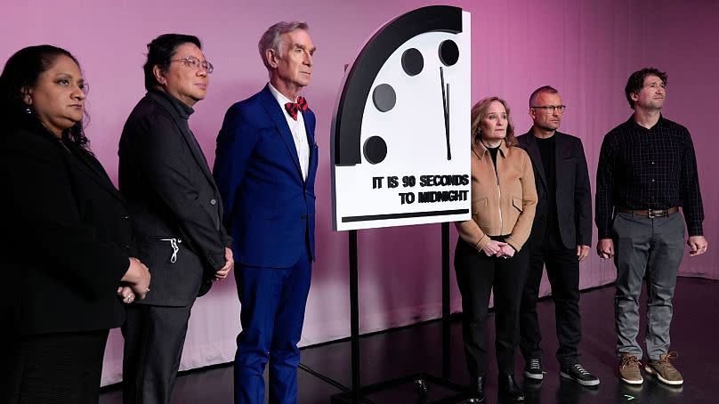 Die Mitglieder des Bulletin of the Atomic Scientists Asha George, Herb Lin, der Wissenschaftspädagoge Bill Nye, CEO Rachel Bronson, Mitglieder Alexander Glaser und Daniel Holz