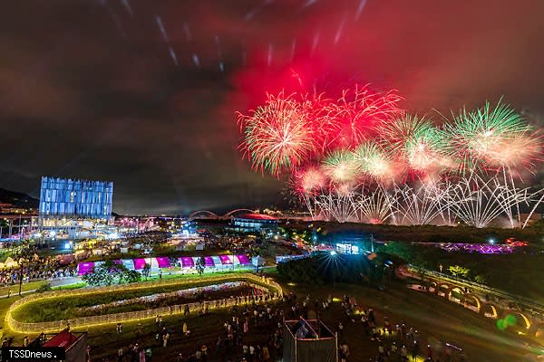 閃耀新北O起來精彩煙火演出。（圖：新北市文化局提供）