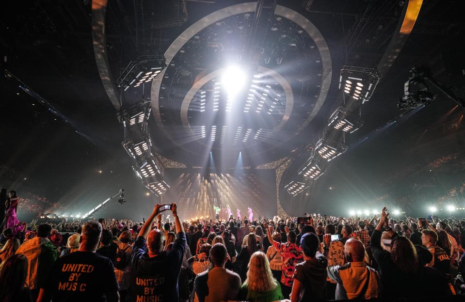 Fans de Eurovisión ven el ensayo general para la primera semifinal en el Festival de la Canción de Eurovisión en la Arena M&S Bank en Liverpool, Inglaterra, el lunes 8 de mayo de 2023. (Foto AP/Martin Meissner)